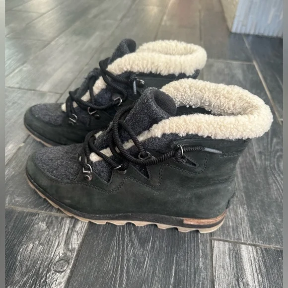 Sorel | Sneakchic Alpine Booties, Cattail Sherpa Size 9 - Picture 3 of 10